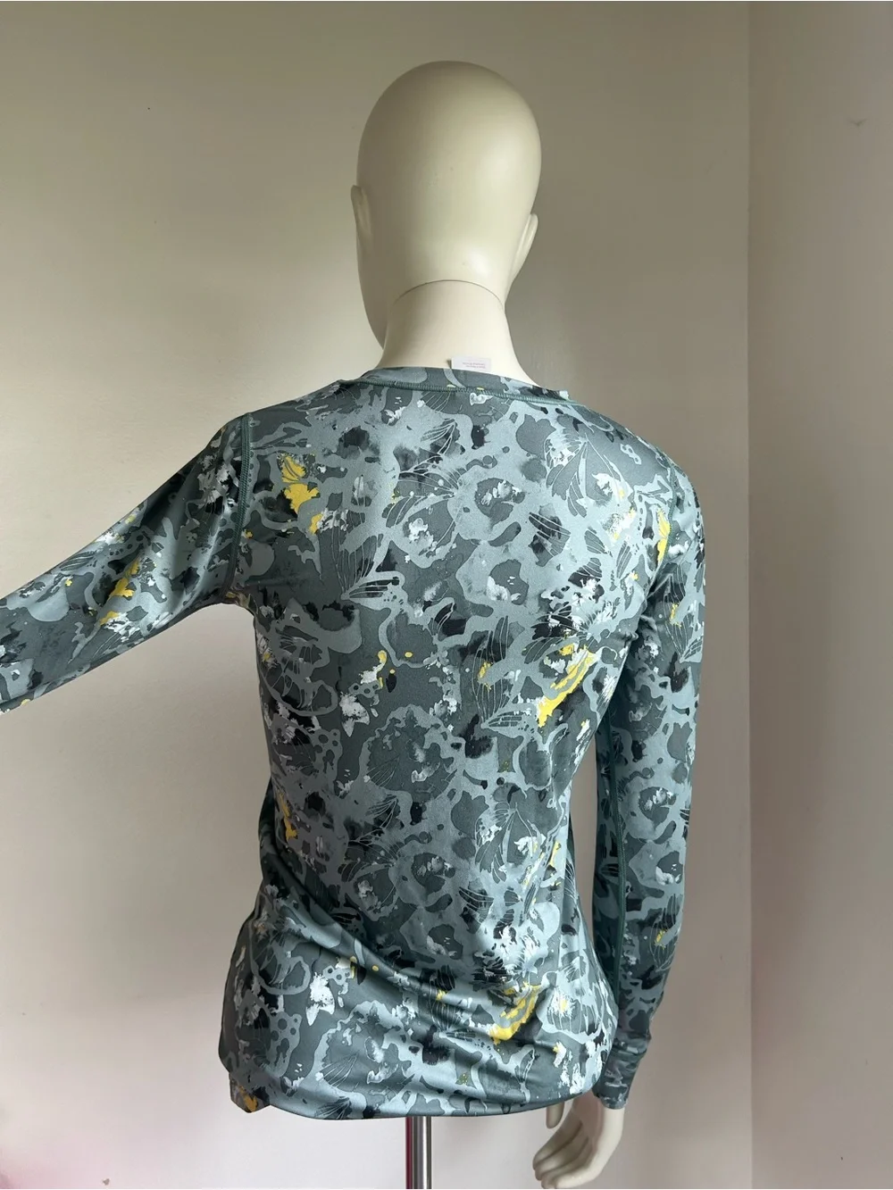 Kari traa s Long Sleeve Gray Camo Print Top with Yellow Accents new
